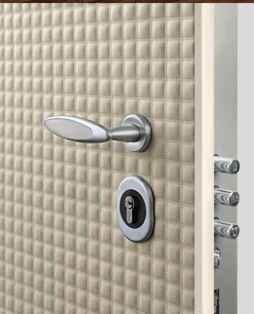 Particolare chiusura-porta blindata